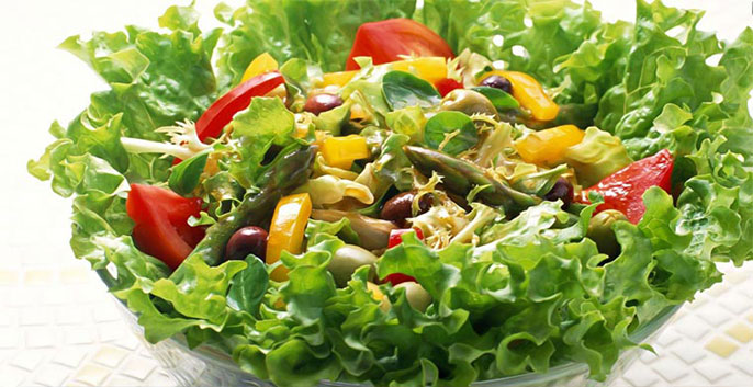 1 đĩa salad rau trộn, 1 cốc nước chanh pha mật ong, 1 quả táo vào buổi sáng ngày thứ 2 sẽ giúp bạn giảm cân tốt