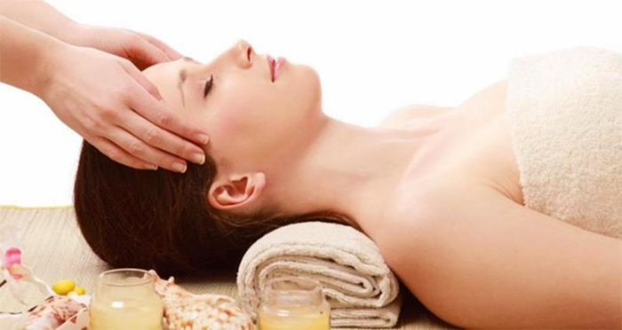 Massage giúp thả lỏng cơ mặt, kích thích tuần hoàn màu