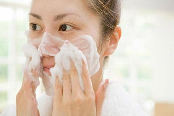 Tiến hành vệ sinh da mặt trước khi spa massage mặt