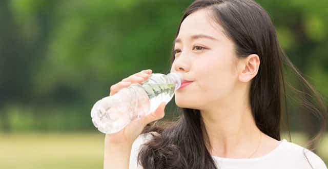 Uống nhiều nước - Cách giảm mỡ bụng sau sinh